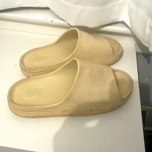 Yeezy Slide Bone- Very Used